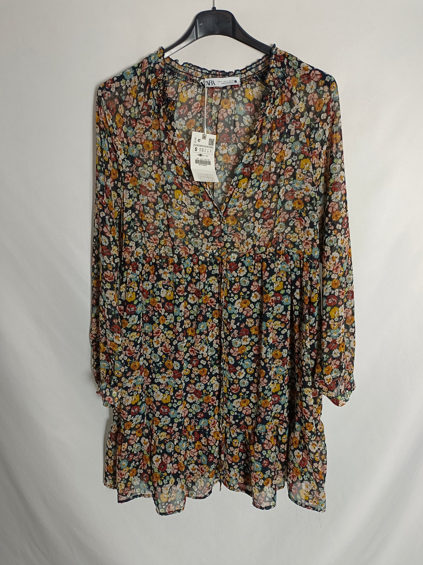 ZARA. Vestido negro  flores T.s