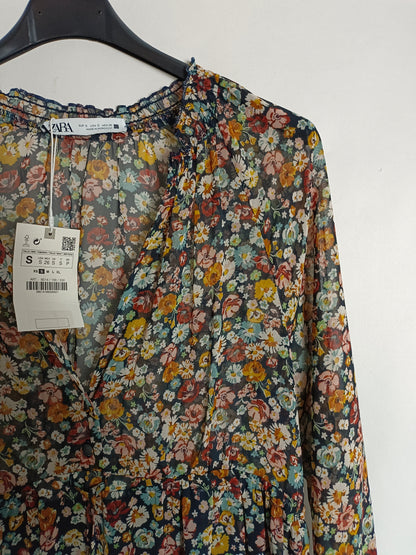 ZARA. Vestido negro  flores T.s