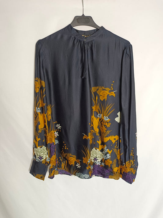 MASSIMO DUTTI. Blusa azul flores T.38