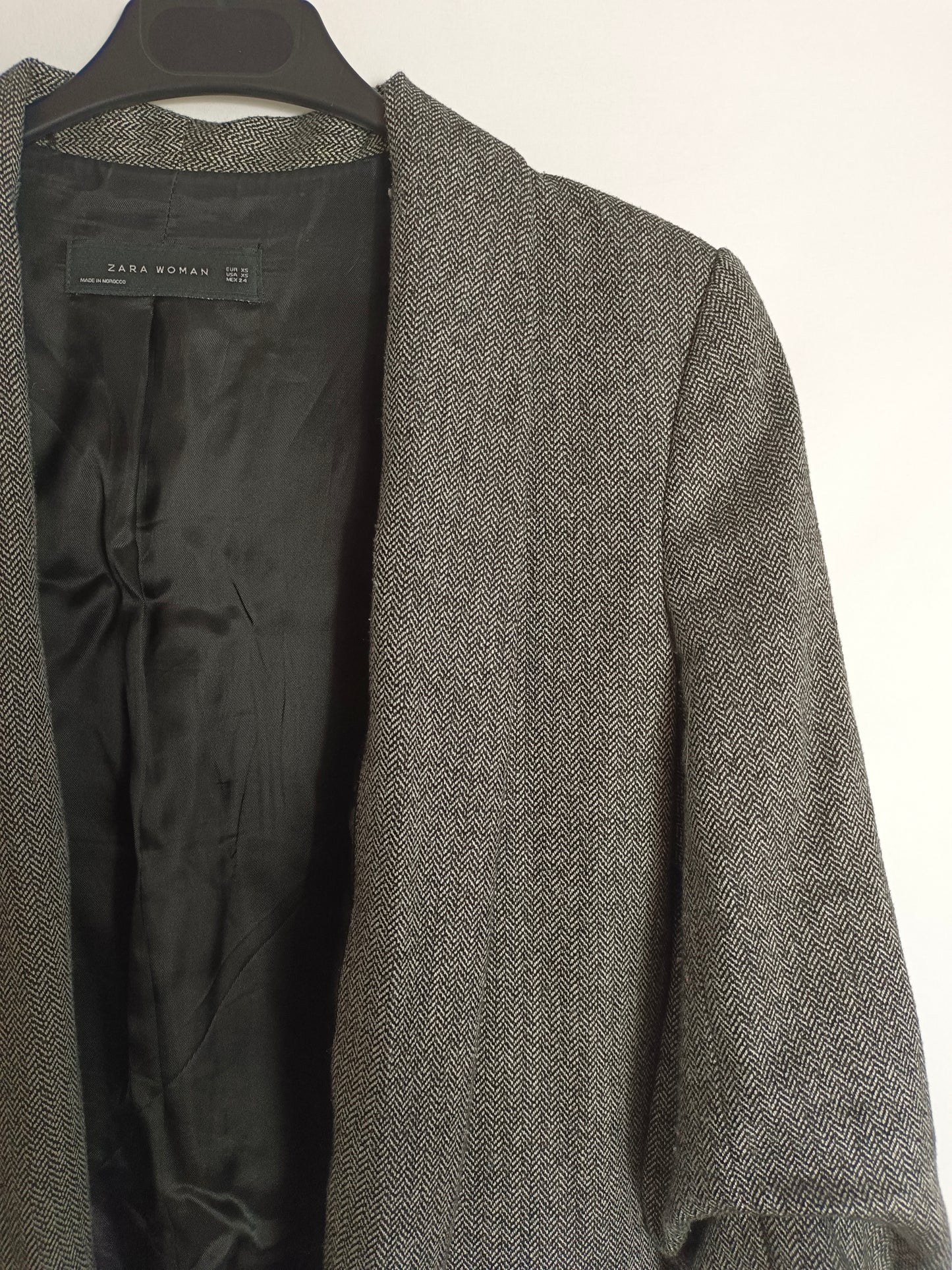 ZARA. Black and white herringbone blazer T.xs