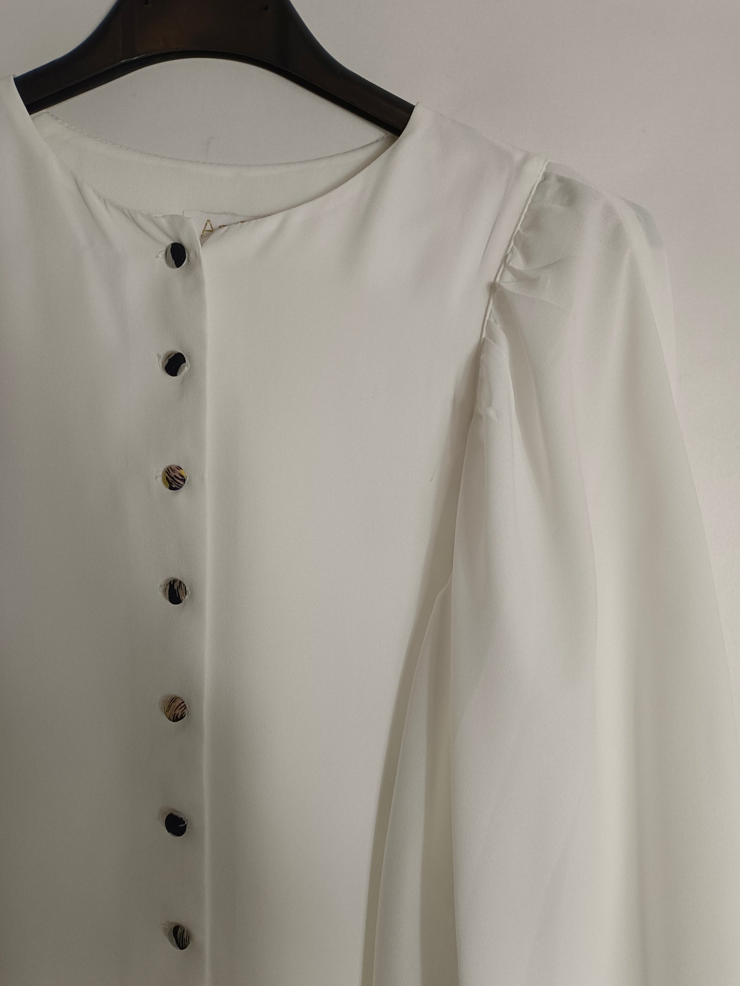 AN&amp;BE. White blouse with Ts sleeves