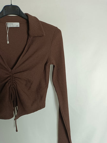 BERSHKA. Top marrón canalé T.s