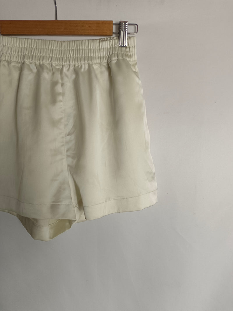 LEGER. Shorts beige satinado T.36