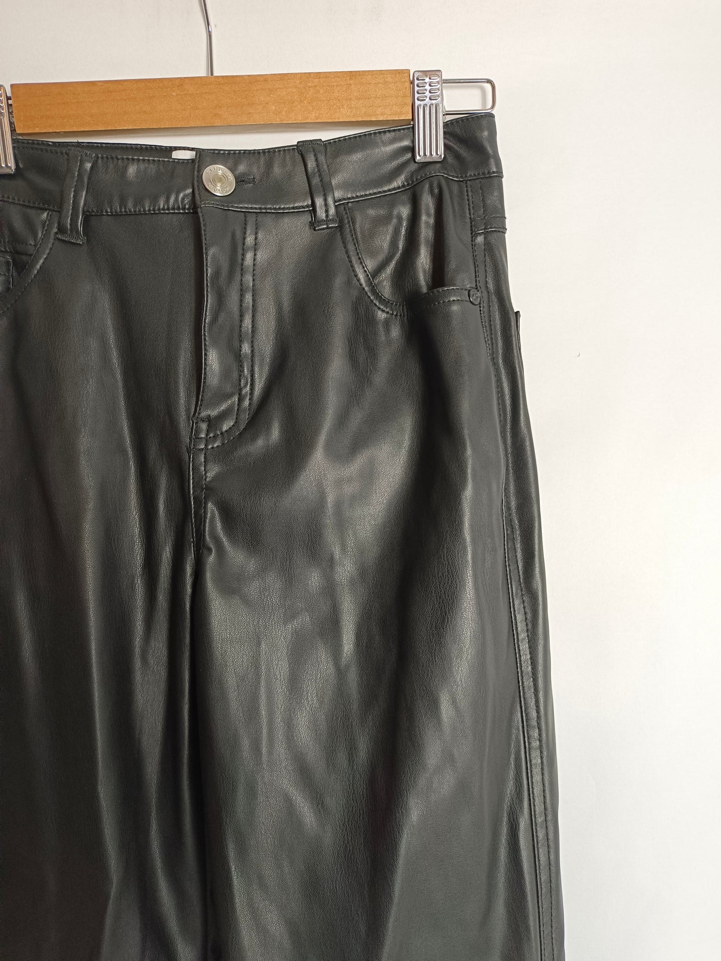 BERSHKA. Pantalón recto negro T.s