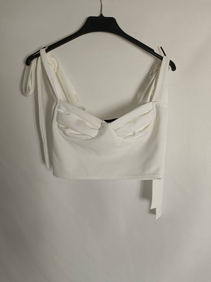 PRETTYLITTLETHING. Top blanco lazada T.36