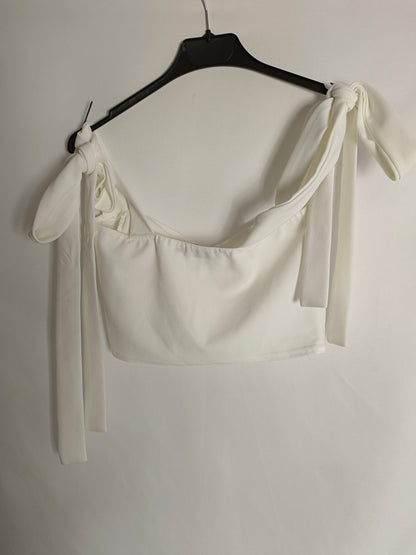 PRETTYLITTLETHING. Top blanco lazada T.36