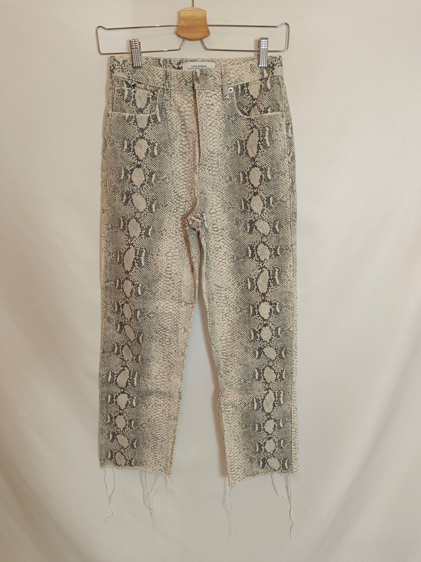 ZARA. Pantalón denim print T.34