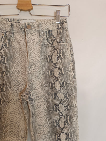 ZARA. Pantalón denim print T.34