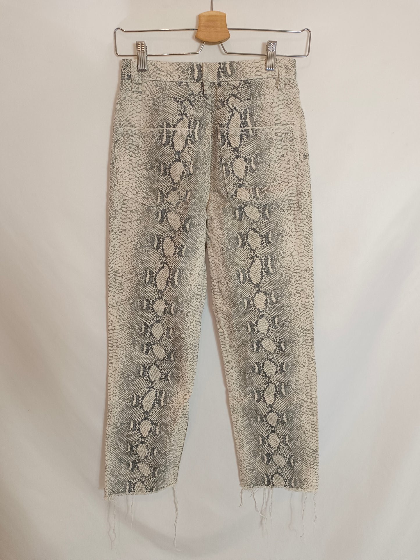 ZARA. Pantalón denim print T.34