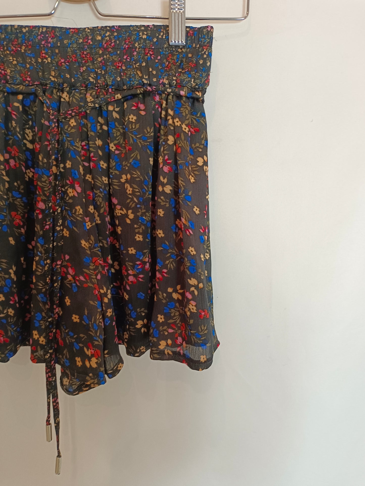 BERSHKA. falda-pantalón flores T.xs