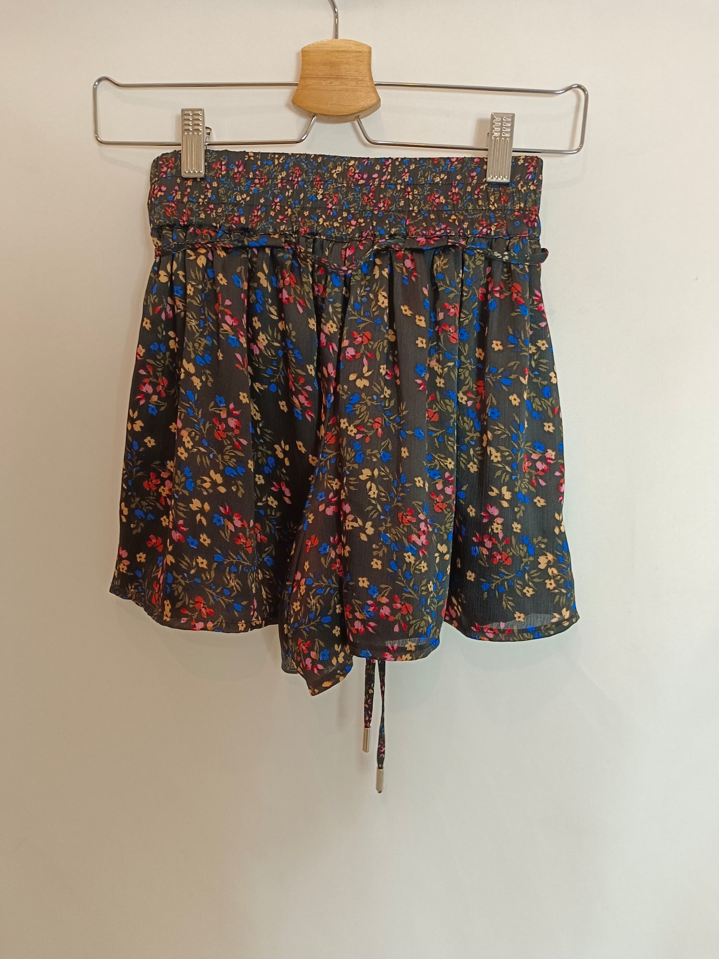 BERSHKA. falda-pantalón flores T.xs