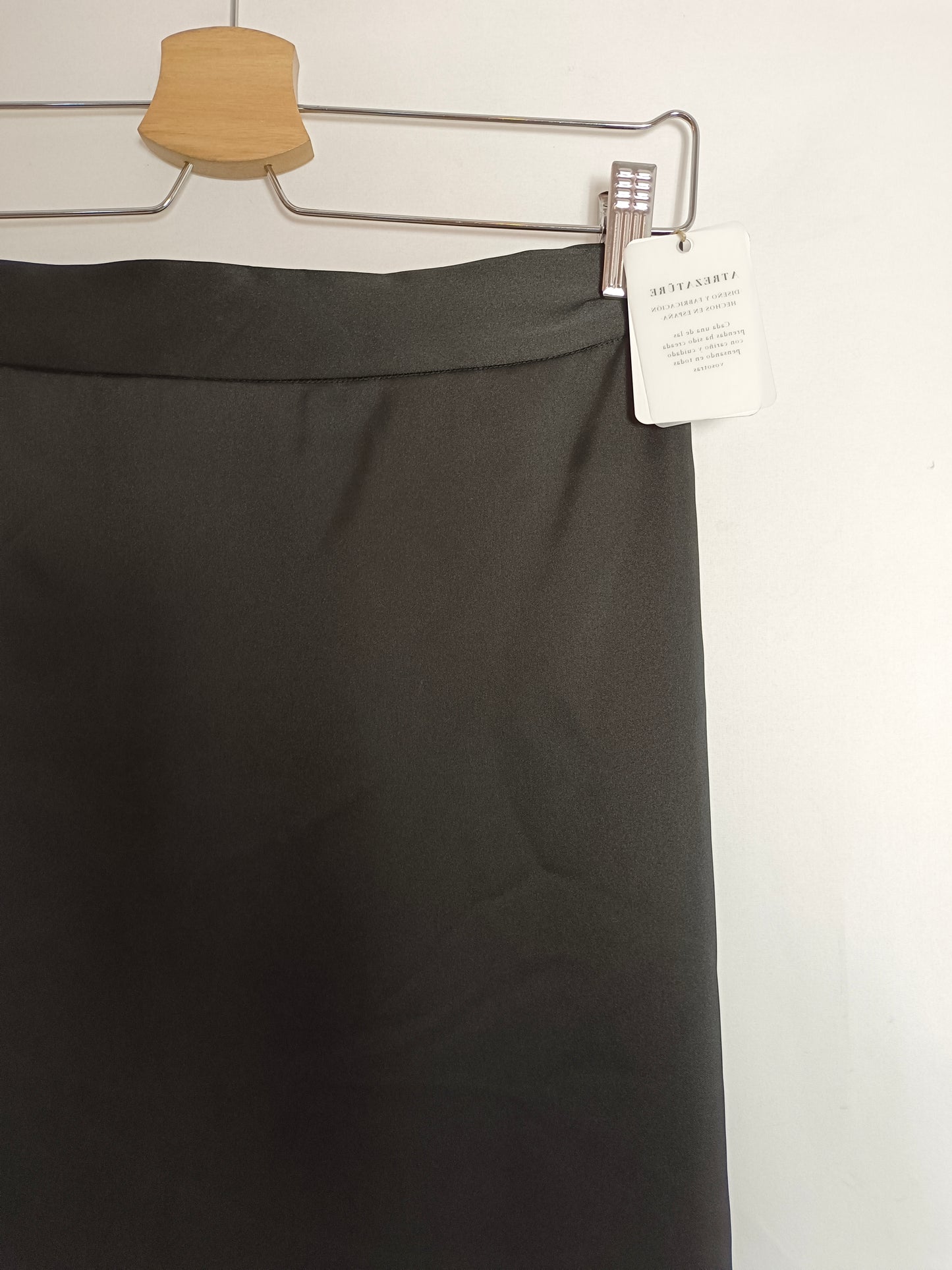 ATREZATÜRE. Falda Naia negra