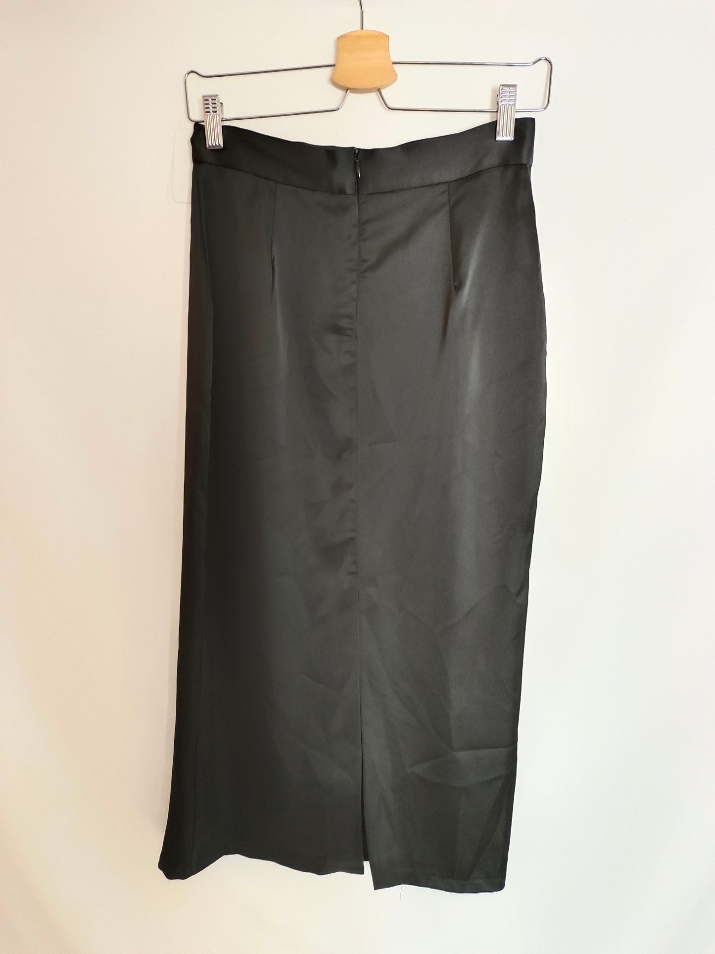 ATREZATÜRE. Falda Naia negra