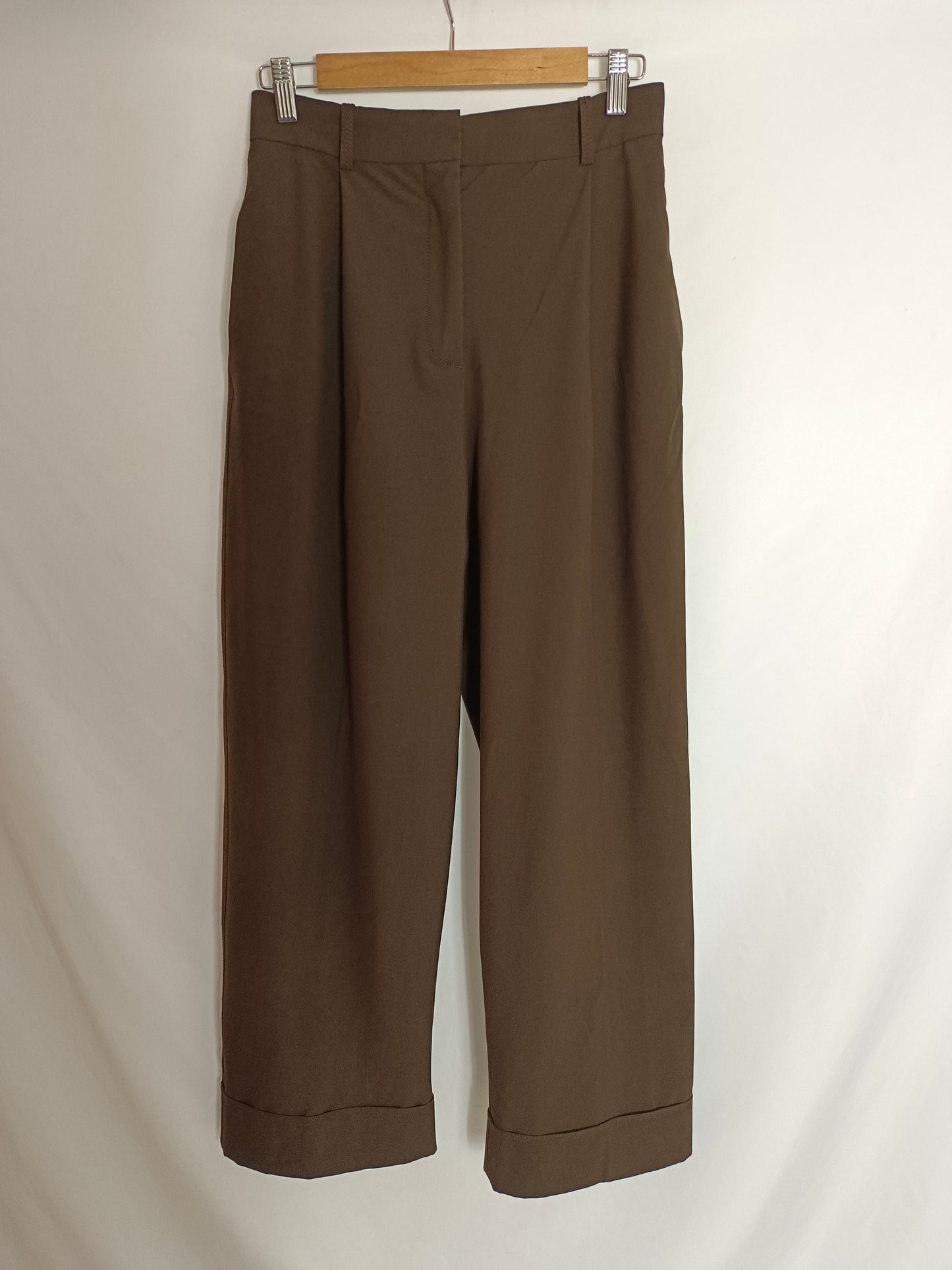 ZARA. Pantalón marrón pinzas T.xs
