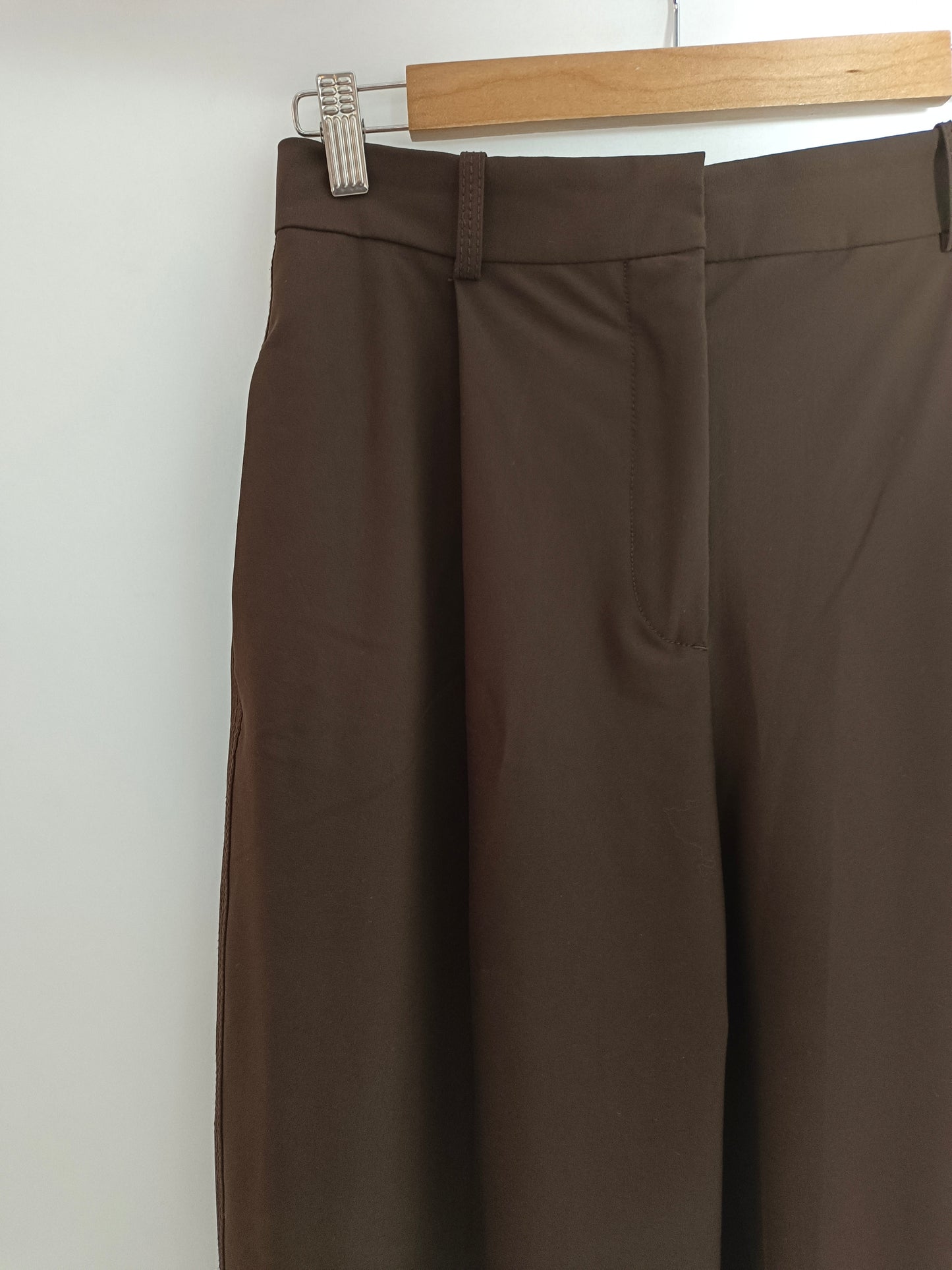ZARA. Pantalón marrón pinzas T.xs