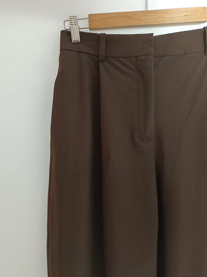 ZARA. Pantalón marrón pinzas T.xs