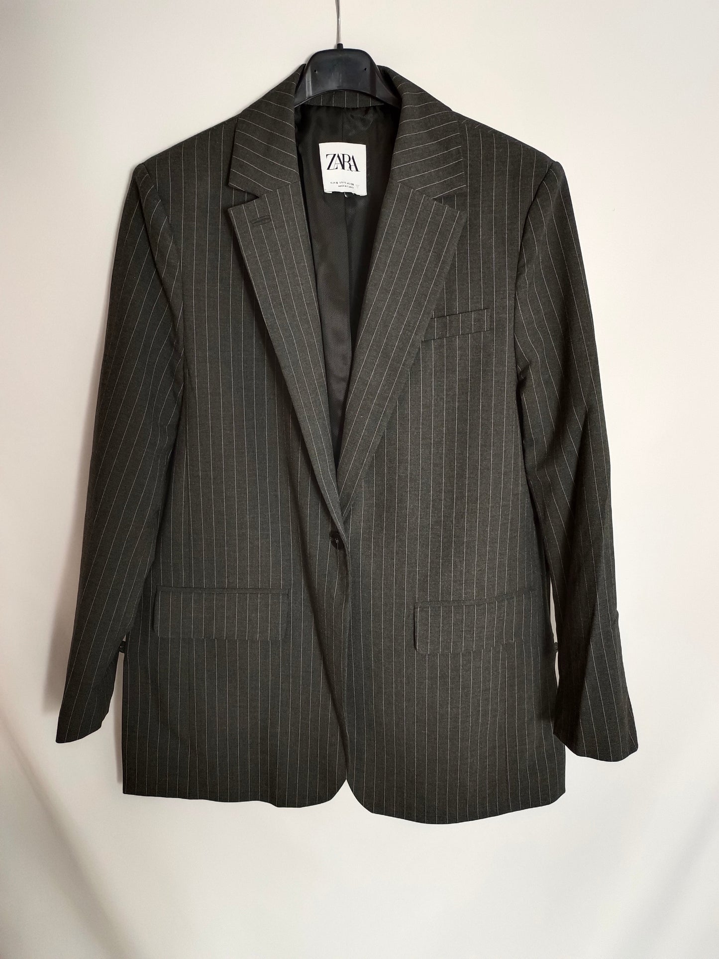 ZARA. Blazer gris rayas diplomáticas T.s