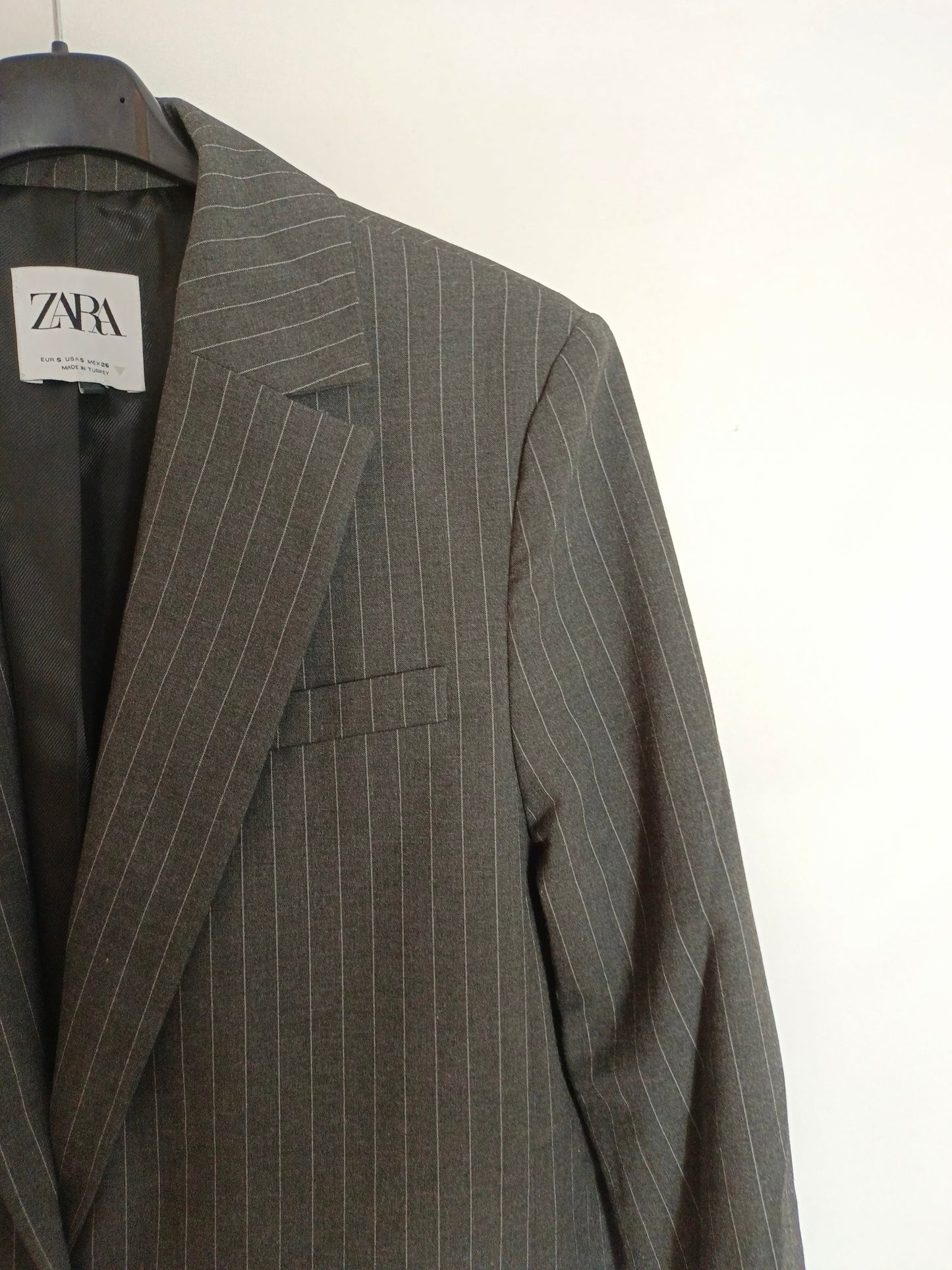 ZARA. Blazer gris rayas diplomáticas T.s