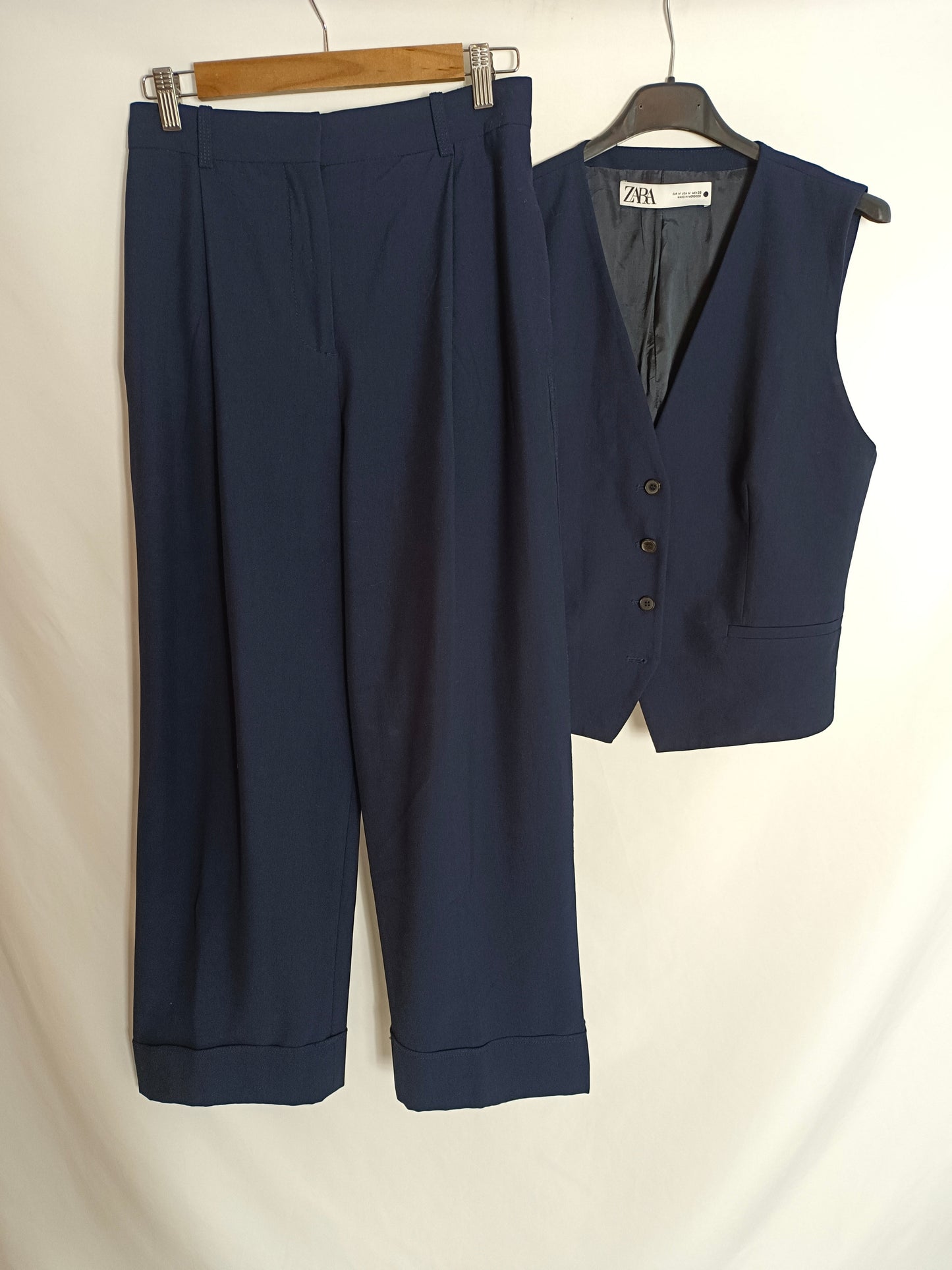 ZARA. Blue pleated trousers, size S