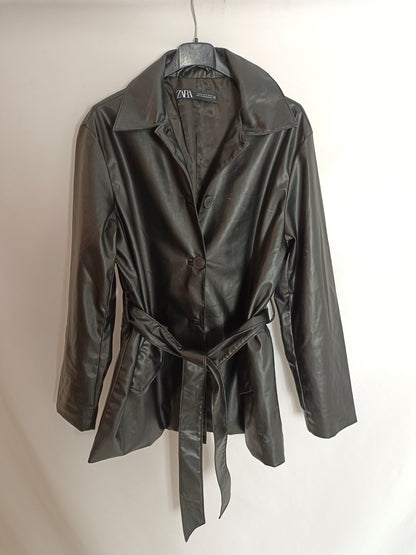 ZARA. Chaqueta negra polipiel T.xs