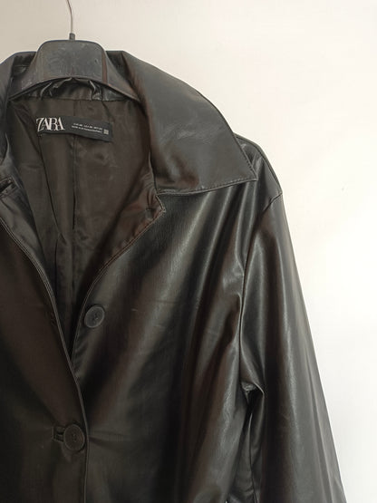 ZARA. Chaqueta negra polipiel T.xs
