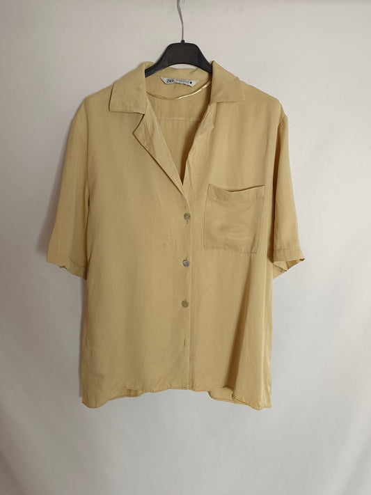 ZARA. blusa beige satinada T.s