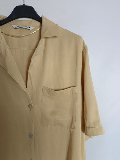 ZARA. blusa beige satinada T.s