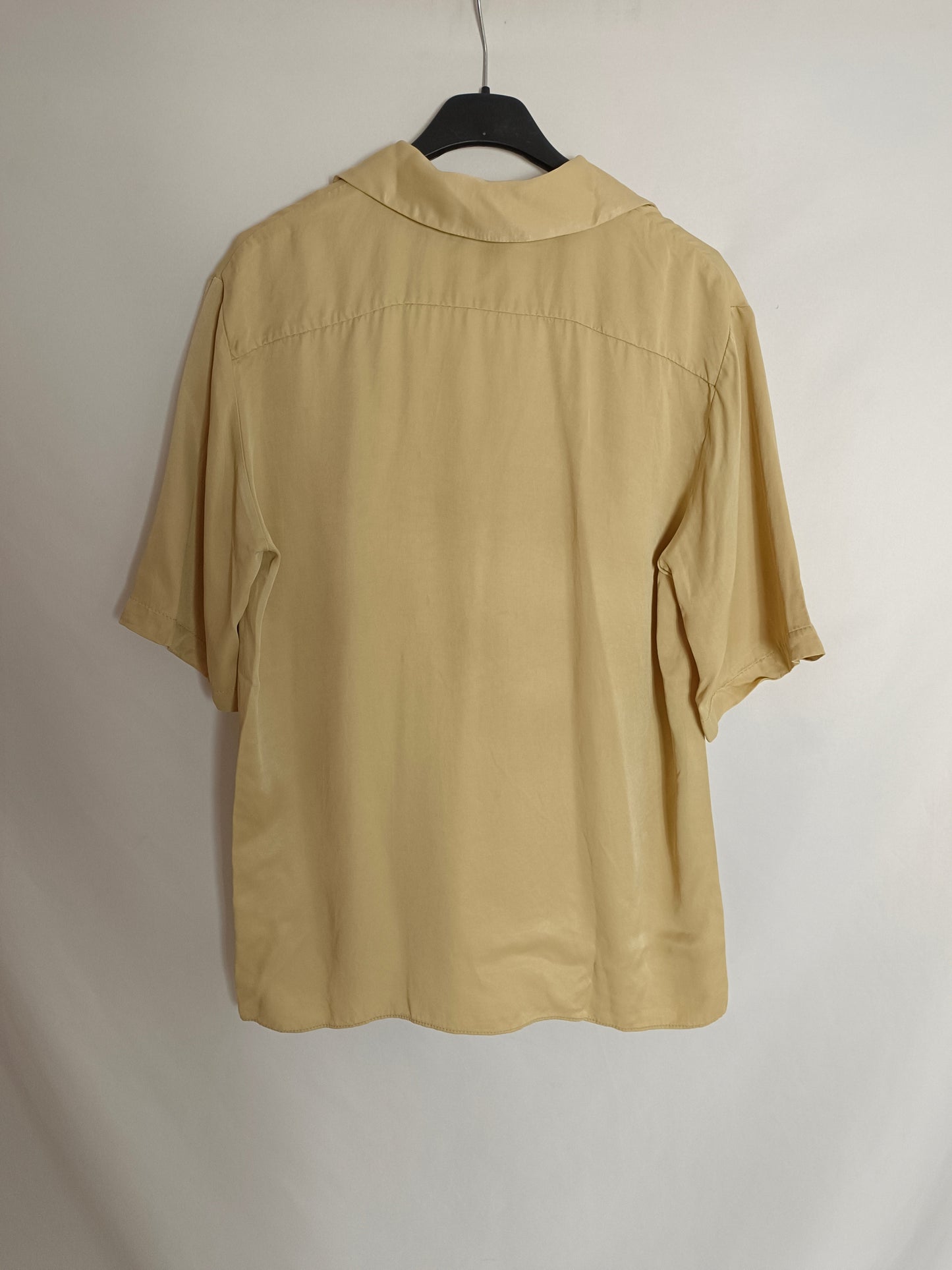 ZARA. blusa beige satinada T.s