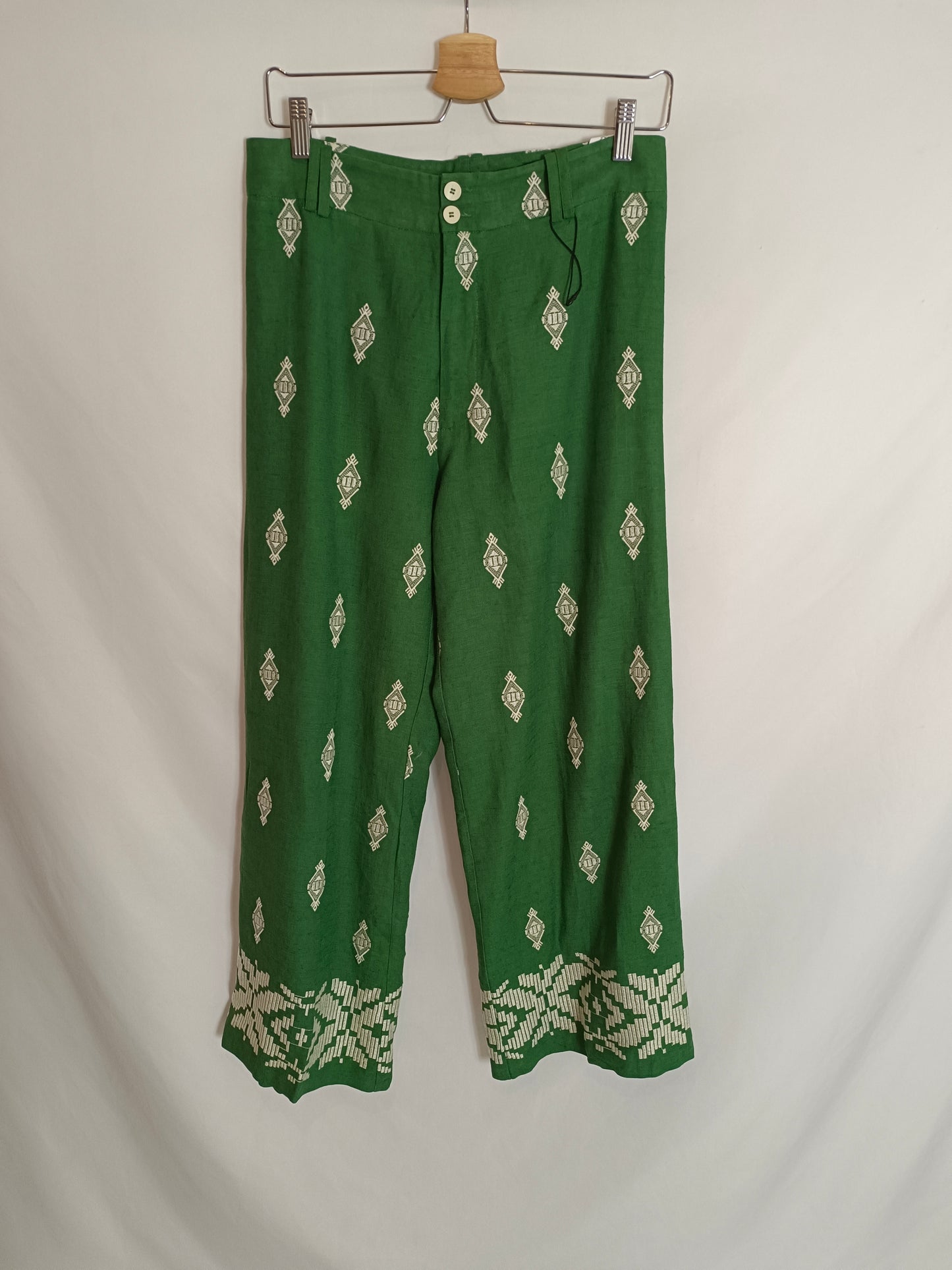 ZARA. Pantalón verde bordado T.m