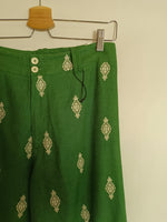 ZARA. Pantalón verde bordado T.m