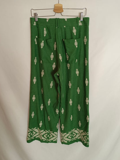 ZARA. Pantalón verde bordado T.m