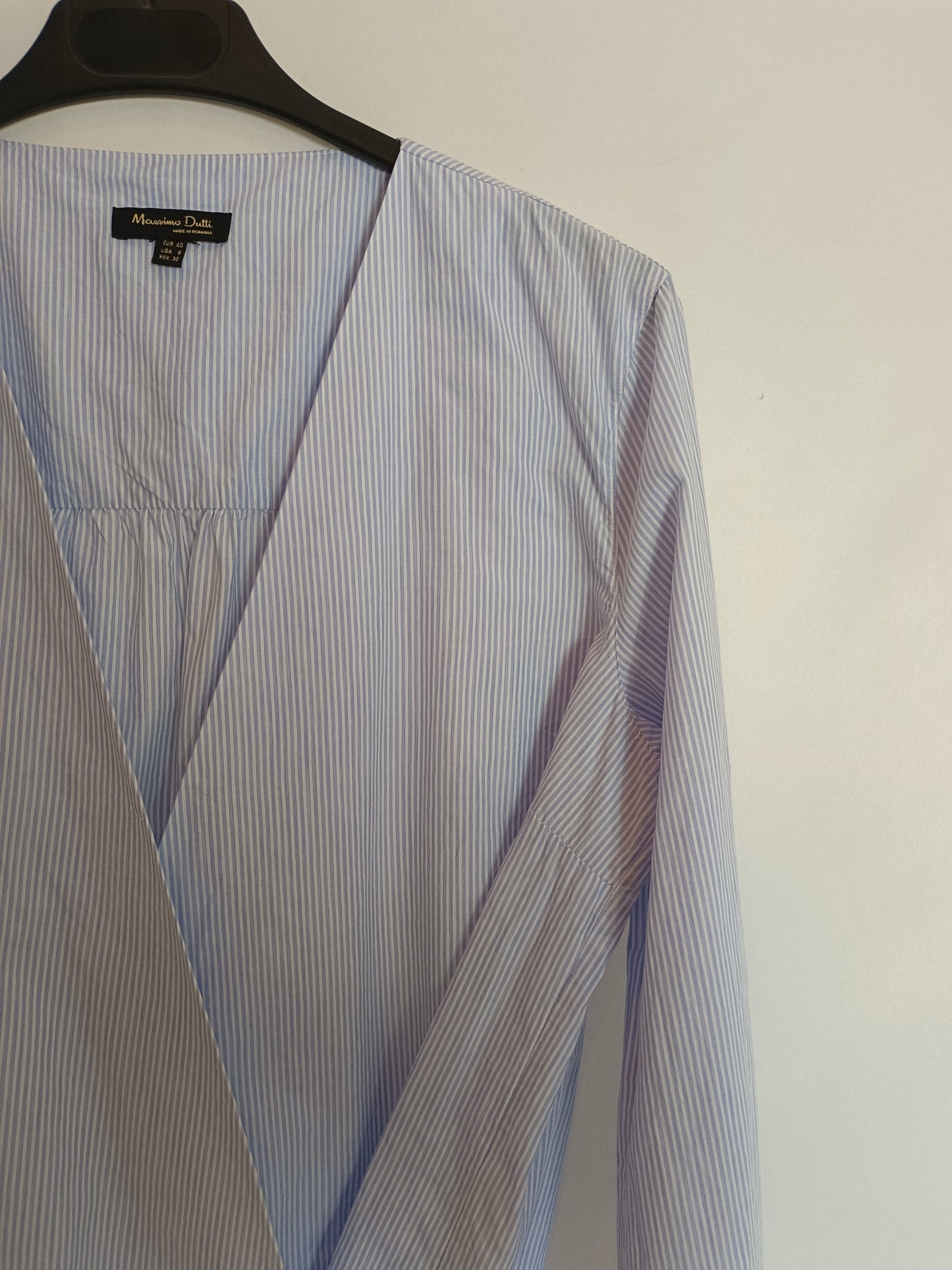 MASSIMO DUTTI. Blusa cruzada rayas T.40