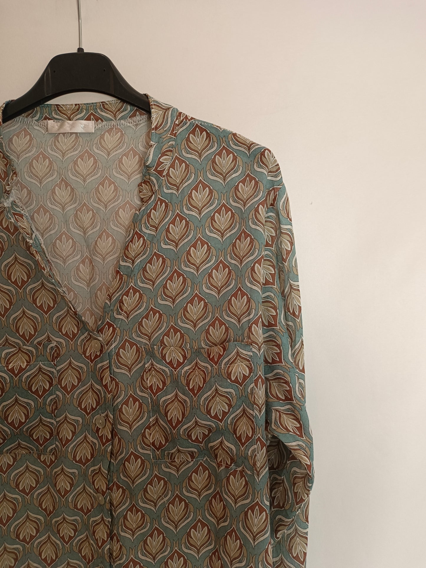 OTRAS. Blusa azul estampado Tu(s)