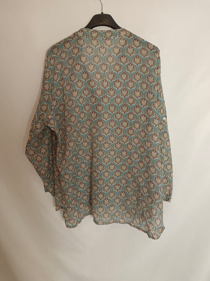 OTRAS. Blusa azul estampado Tu(s)