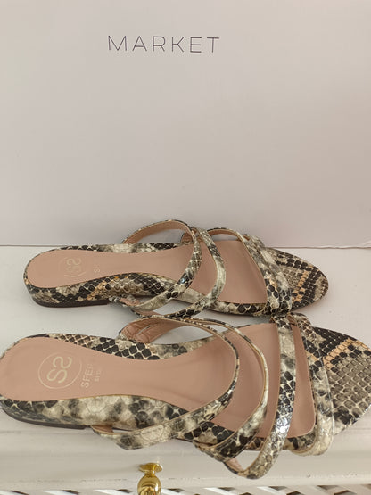 SFERA. Sandalias animal print T.38