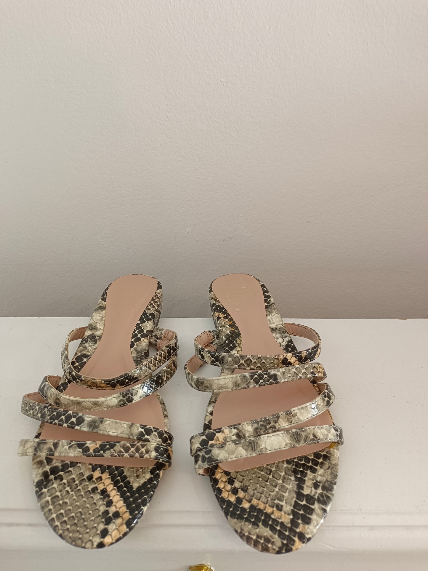 SFERA. Sandalias animal print T.38