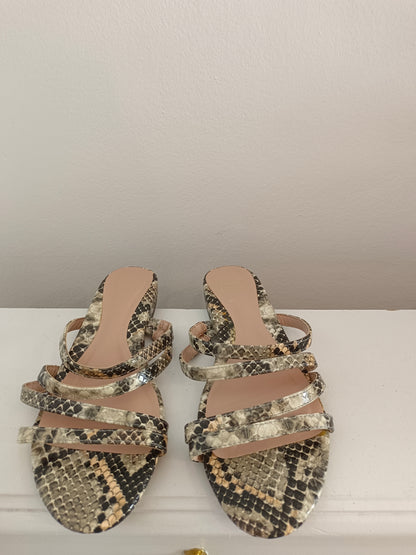SFERA. Sandalias animal print T.38