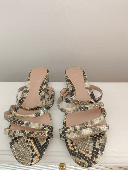 SFERA. Sandalias animal print T.38