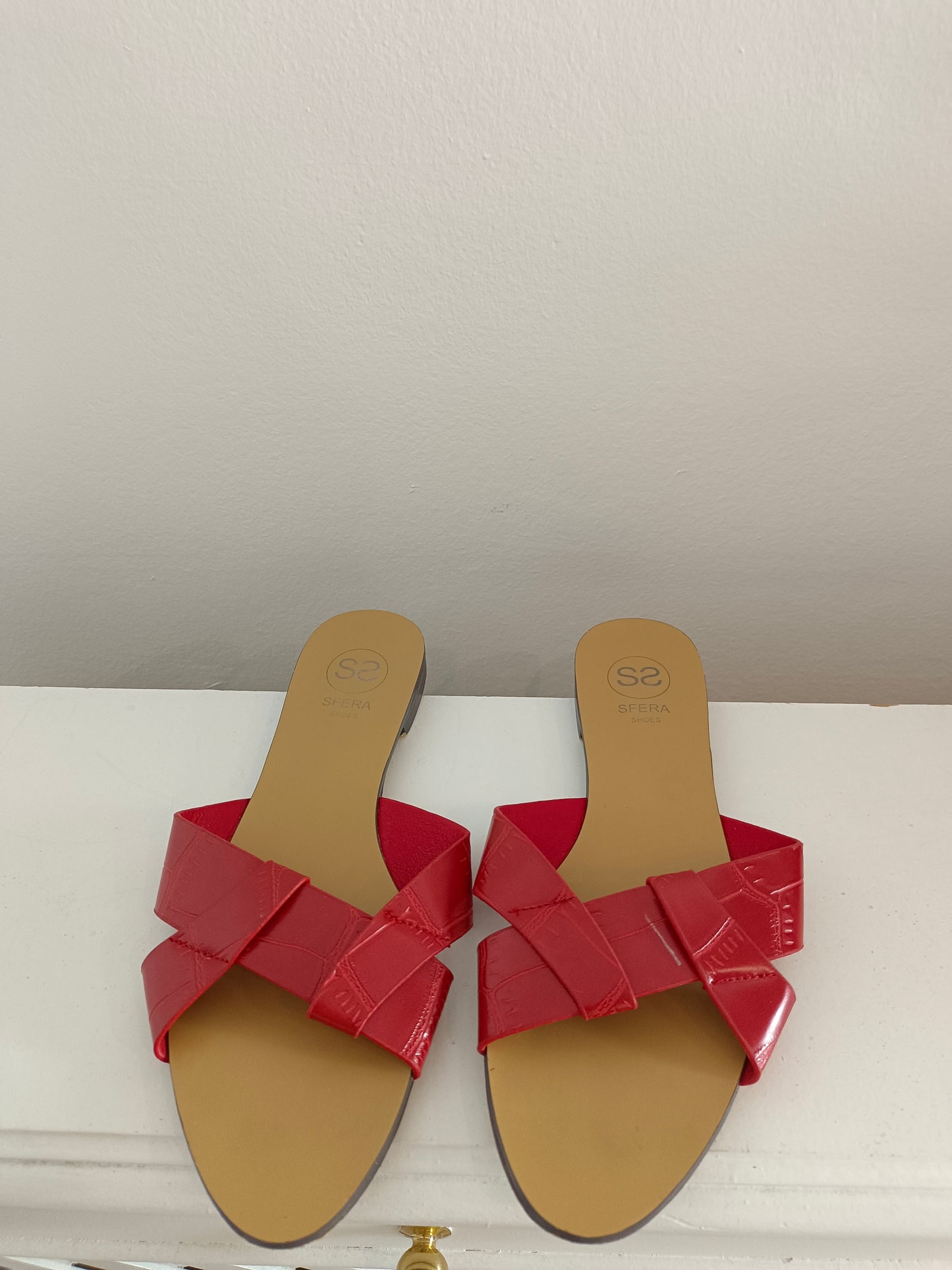 SFERA. Sandalias rojas planas T.37