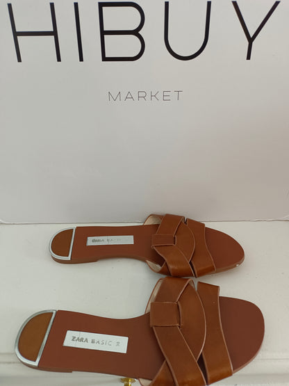 ZARA. Sandalia plana marrón T.36