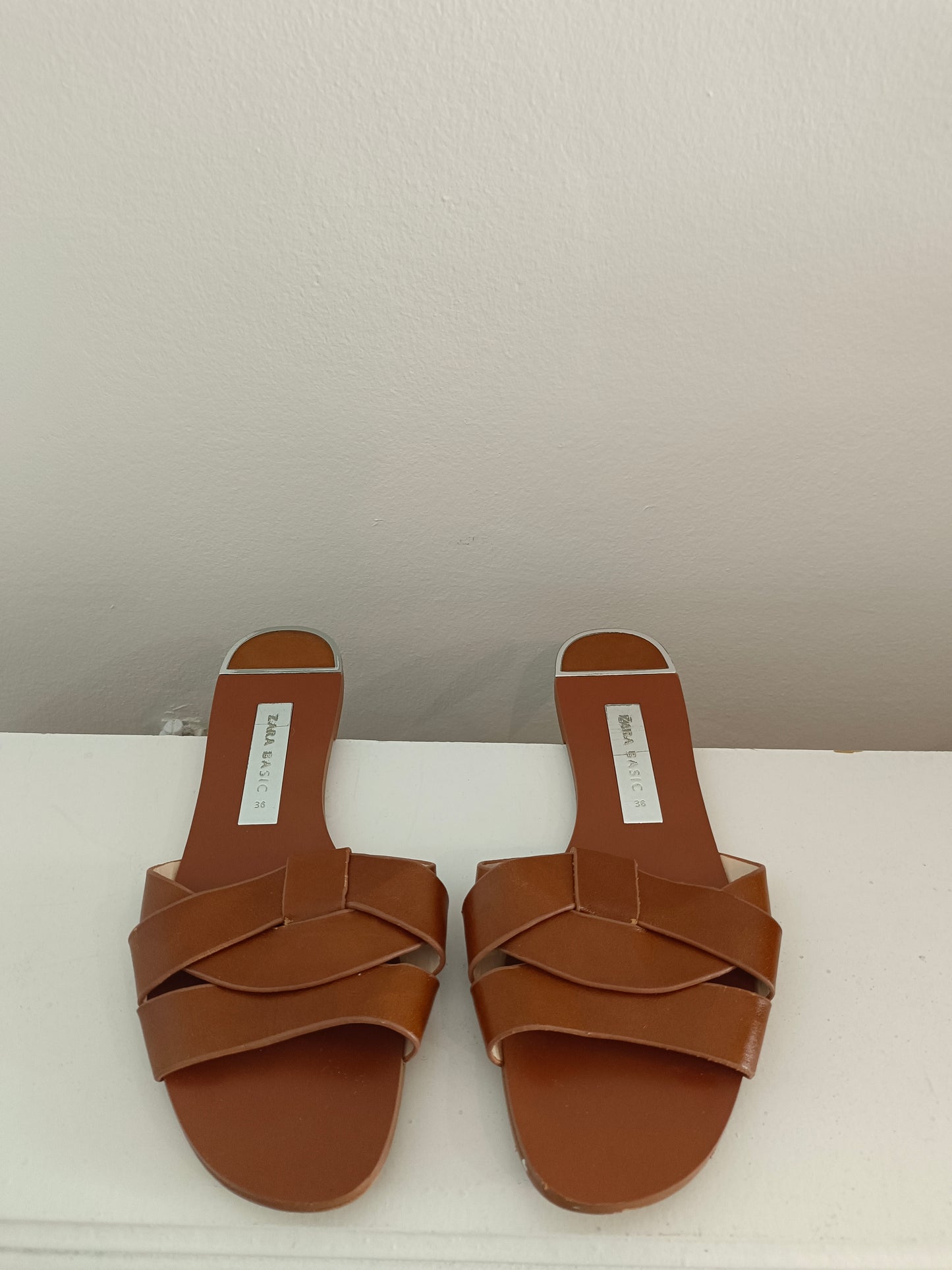 ZARA. Sandalia plana marrón T.36