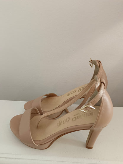 MIMAO. Sandalia nude tacón T.37