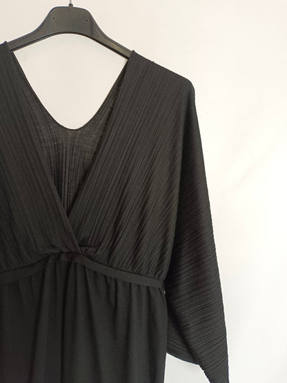 BENETTON. Flowy black Ts top