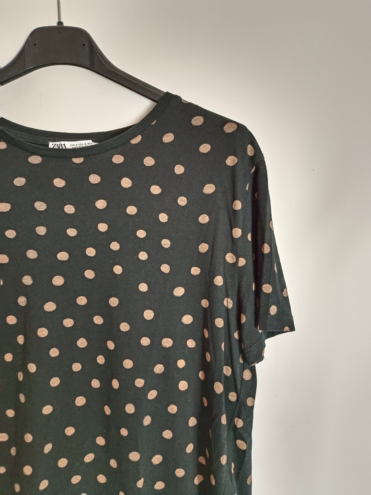 ZARA. camiseta negra lunares T.s