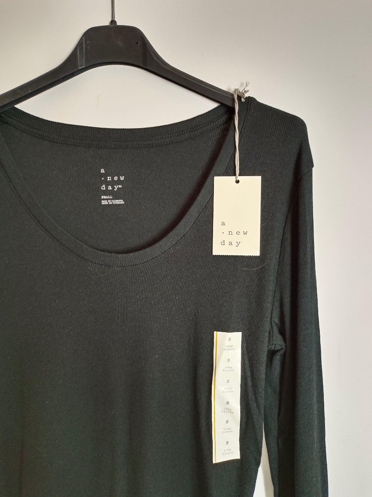 A NEW DAY. Camiseta negra canalé T.s