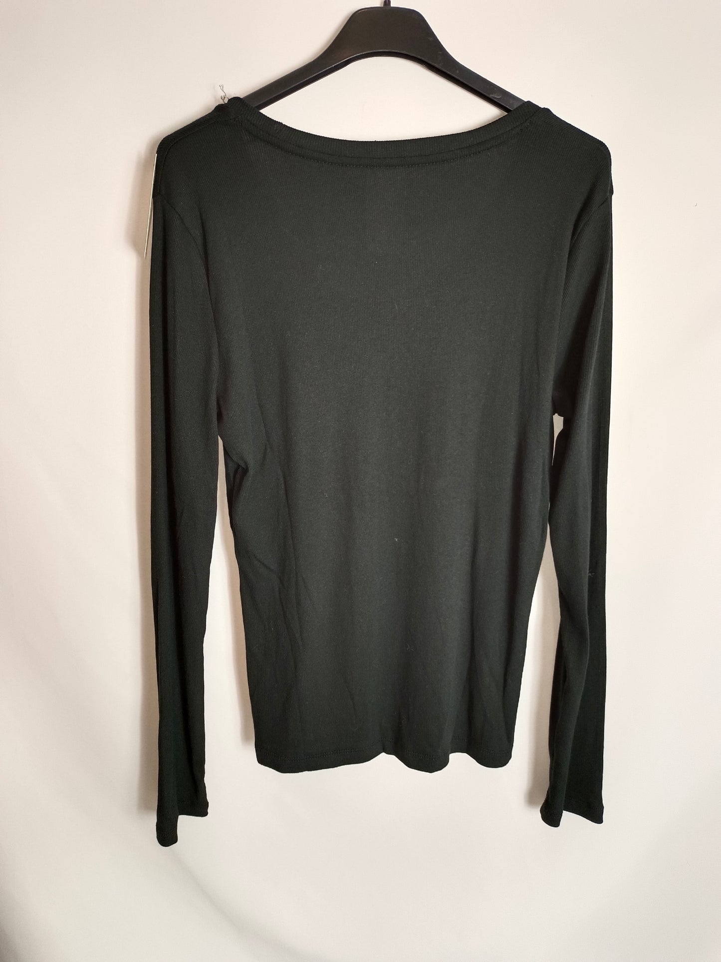 A NEW DAY. Camiseta negra canalé T.s