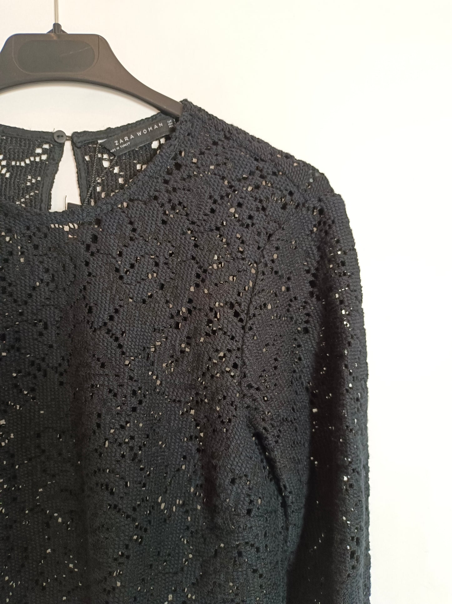 ZARA. Top negro croché T.s