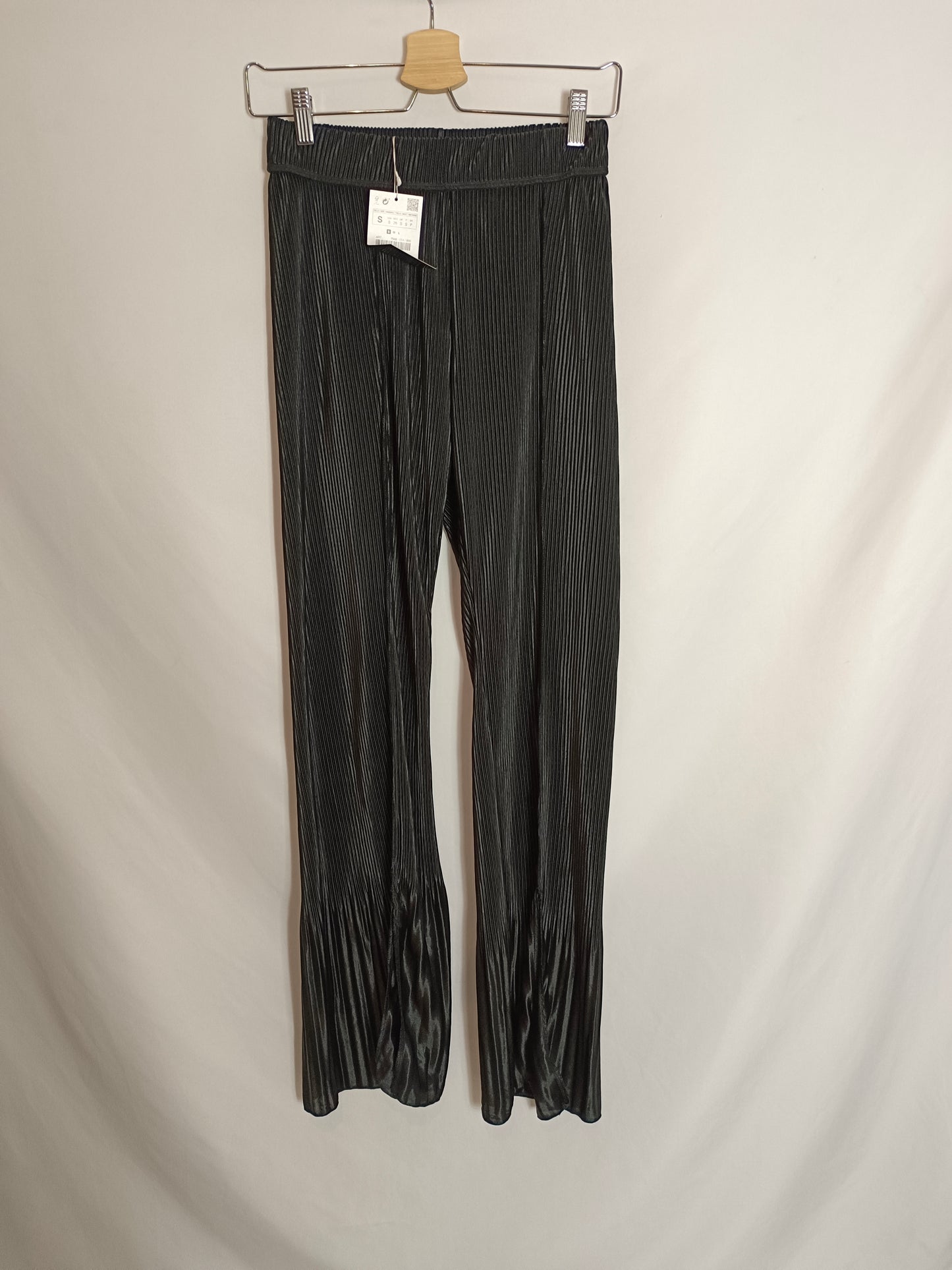 ZARA. Pantalón negro canalé T.s