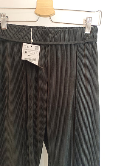 ZARA. Pantalón negro canalé T.s