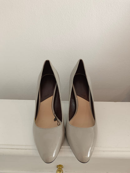 MANGO. Zapatos gris charol T.38